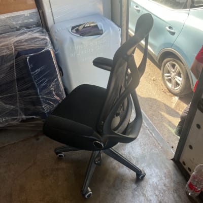 כיסא משרדי בתוך רכב הובלה עם רהיטים נוספים