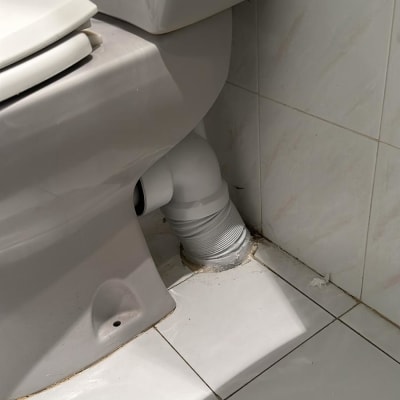 אסלה עם חיבורי צנרת ותשתית רצפה