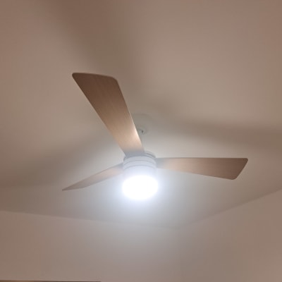 מאוורר תקרה עם תאורה בחדר