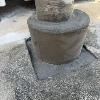 עמוד עם איטום בטון על משטח חיצוני