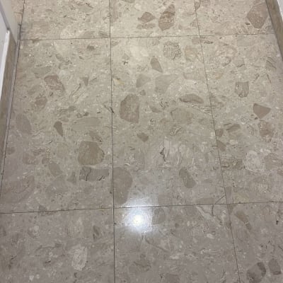 רצפה נקייה עם אריחים בהירים