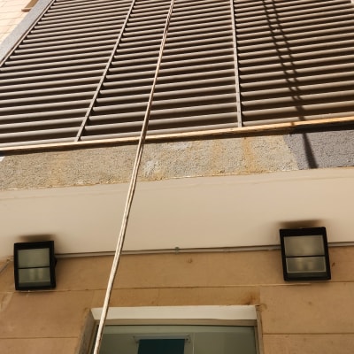 חבל תלוי על בניין גבוה עם תריסים