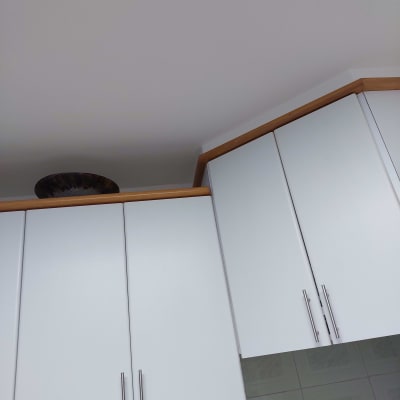 ארונות מטבח לבנים עם ידיות מתכת