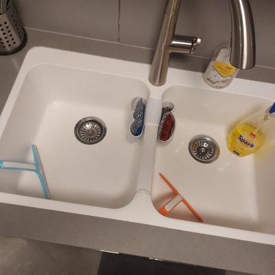 כיור כפול עם ברז, סבון כלים ומברשות קרצוף