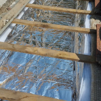 עץ ויריעות מבודדות על גג בבנייה