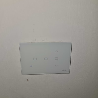 מתג חשמלי חכם עם חיבור Wi-Fi על קיר