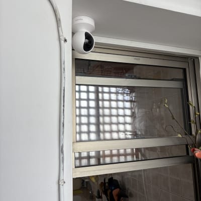 מצלמת אבטחה מותקנת ליד חלון
