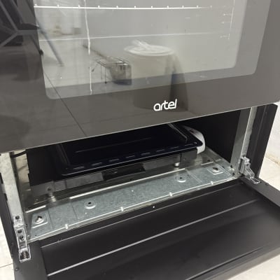 תנור פתוח עם מגש ותבנית בפנים