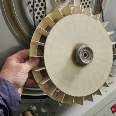 חלק מכונה עם גלגל שיניים ביד אדם