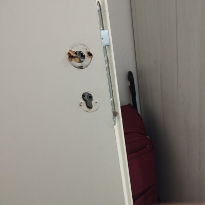 דלת לבנה עם חור למנעול חסר