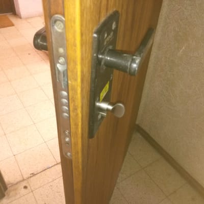 מנעול דלת עם ידית מתכת ובריחים