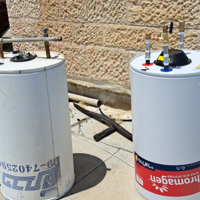 שני דוודים סולאריים על גג עם צינורות וחיבורים