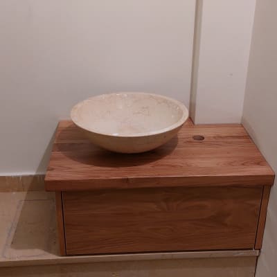 כיור אבן על משטח עץ מעוצב