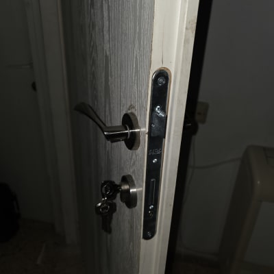 דלת עם מנעול ומפתח תלוי