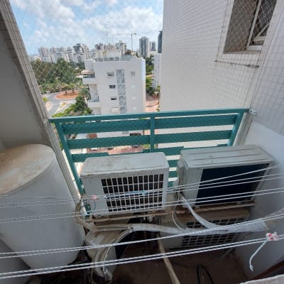 רשת יונים מותקנת על מרפסת עם מזגנים