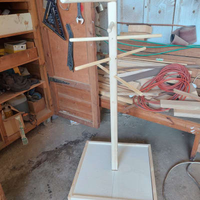 מתקן עץ עם זרועות לתלייה בסדנה