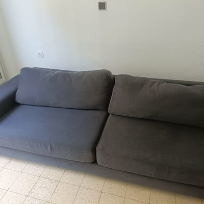 ספה אפורה על רצפת אריחים