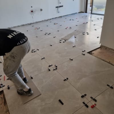 התקנת אריחי רצפה עם מרווחים וכלי עבודה