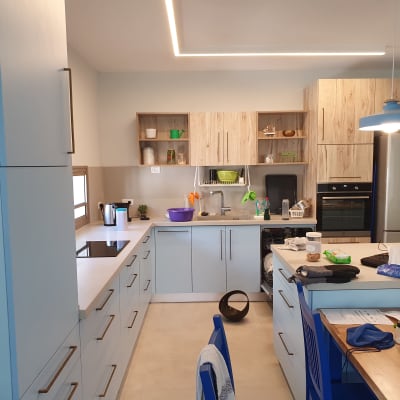 מטבח מודרני עם ארונות עץ, כיור ותנור