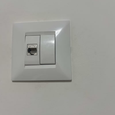 שקע נקודת רשת CAT6A לבן מותקן על קיר