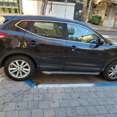 מכונית חונה לצד המדרכה, גלגלים חשופים