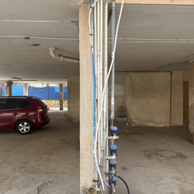 צינורות ומד מים בחניון פתוח