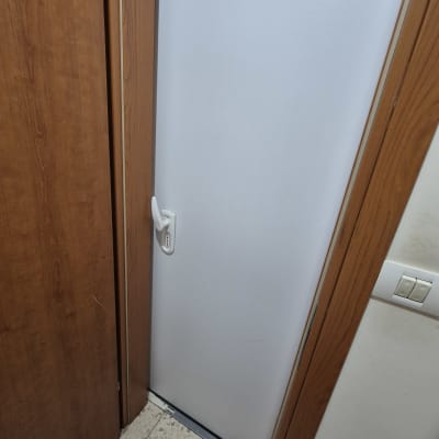 דלת עם מנעול לבן ומסגרת עץ