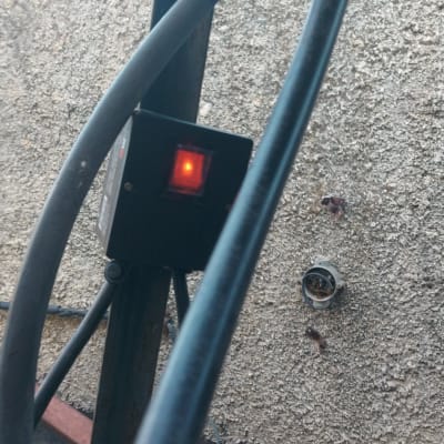 תמונה של חוטים ומכשיר חשמלי על קיר חיצוני