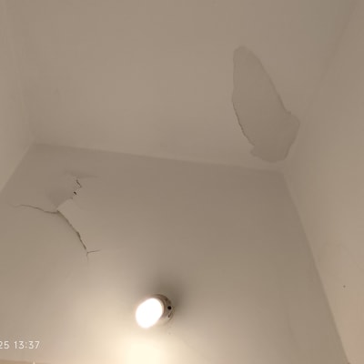 תקרה עם סדקים וקילופי צבע