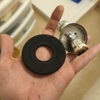 חלקי אינסטלציה ביד אדם, כולל אטם וגומיה