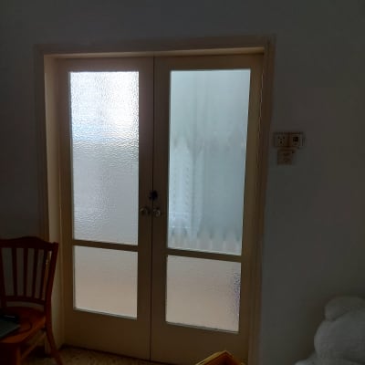 דלת זכוכית חלבית עם מסגרת עץ