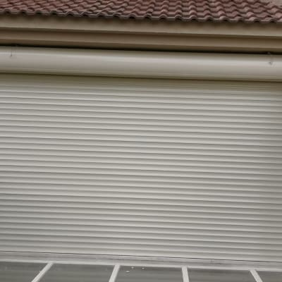 תריס גלילה מאלומיניום בצבע לבן