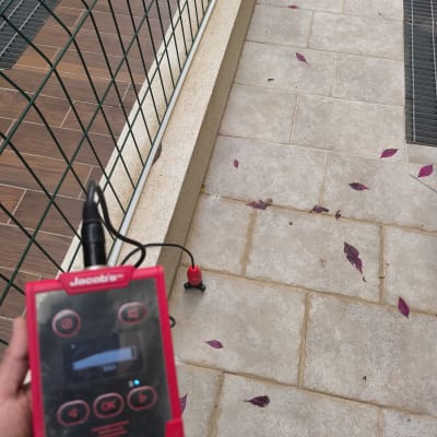 מכשיר לגילוי נזילות על רצפה חיצונית