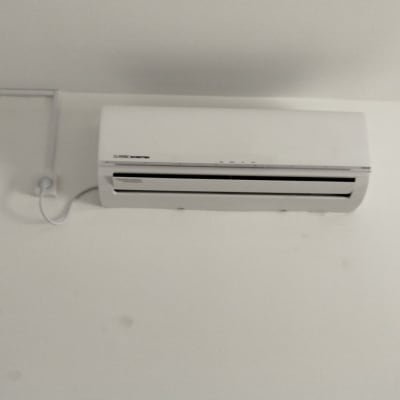 מזגן קיר לבן מותקן על קיר לבן