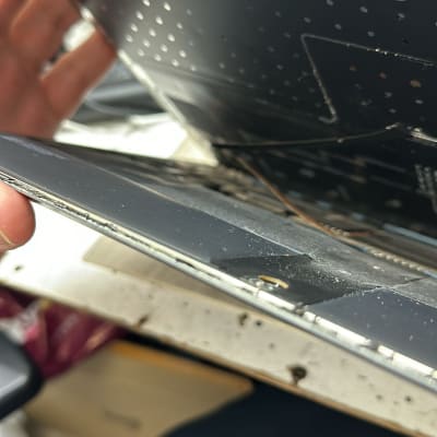 חלק פנימי של מחשב נייד עם לוח אם חשוף