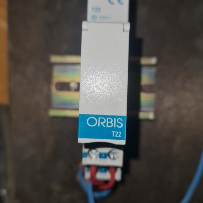 רכיב חשמלי מותקן על לוח עם חוטים