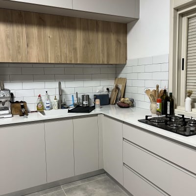 מטבח מודרני עם ארונות עץ וכיריים גז