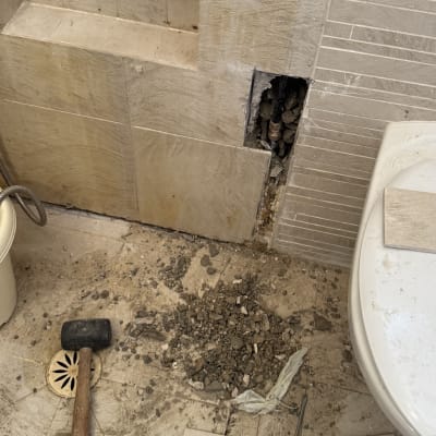 כלים לעבודה אינסטלציה, פטיש ומברג ליד שירותים