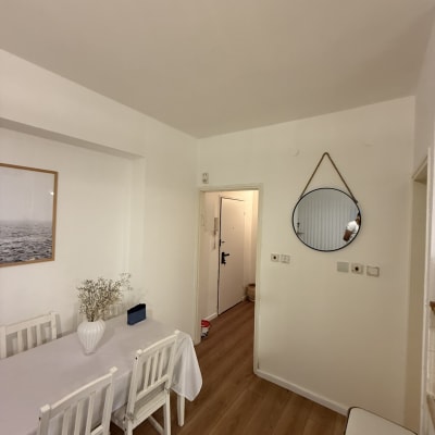 חדר אוכל עם קירות צבועים ולבן