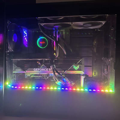 מחשב גיימינג עם תאורת RGB וכרטיס גרפי GeForce RTX