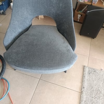 כיסא אפור עם צינור ניקוי על הרצפה