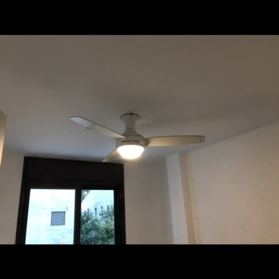 מאוורר תקרה לבן עם תאורה בחדר