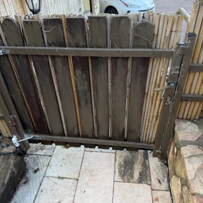 שער עץ עם מנעול בחצר