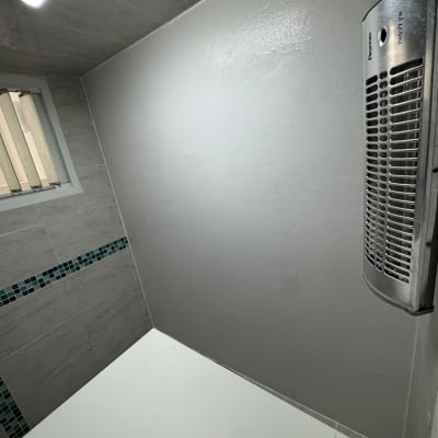 קיר צבוע עם תאורה ותקרה בחדר אמבטיה