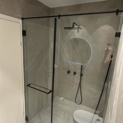 מקלחון זכוכית עם ראש מקלחת וכיור