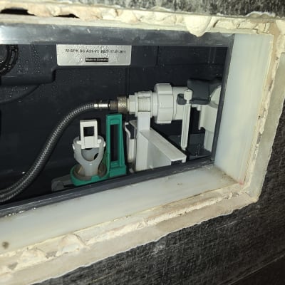 מנגנון פנימי של ניאגרה עם צינור וחיבורים