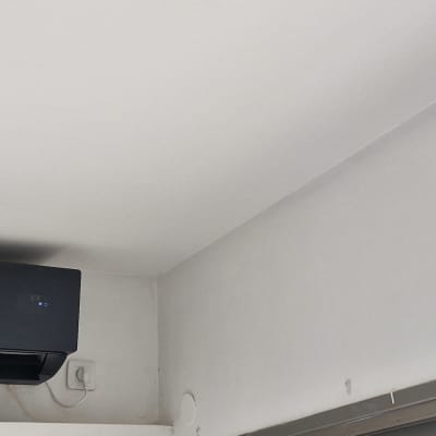 מזגן מותקן על קיר בחדר