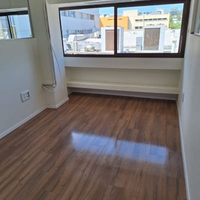 רצפה נקייה ומבריקה בחדר ריק עם חלון גדול