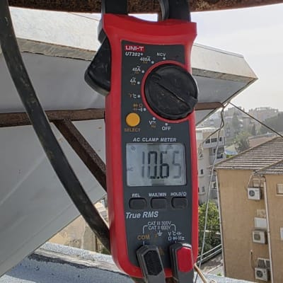 מד מתח AC מחובר למערכת חשמל על גג