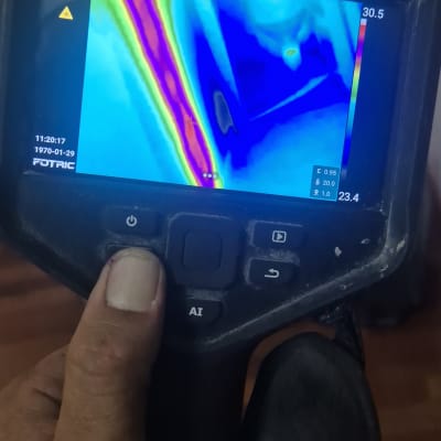 מד חום תרמי מציג תמונה צבעונית על המסך